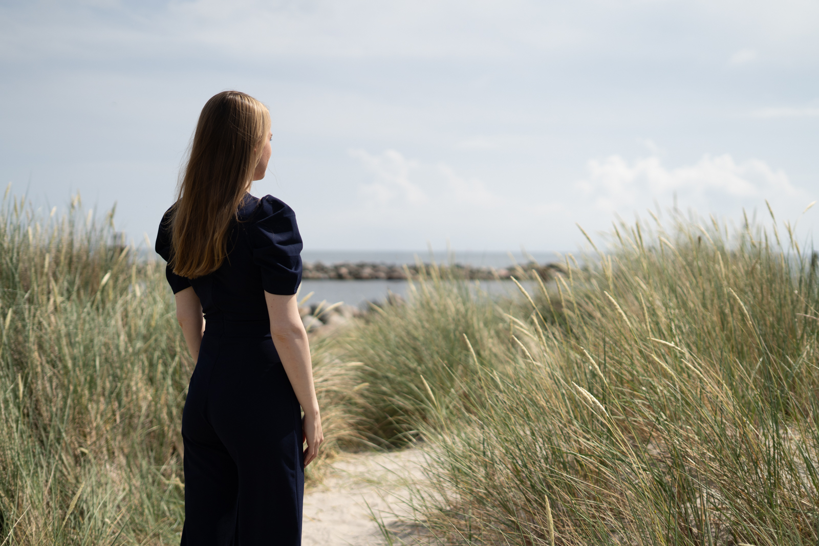 Ramona Isabel Hertel blickt in den Dünen aufs Meer
